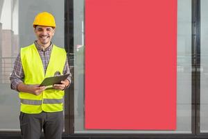 trabalhador sorridente com uma Arquivo e uma amarelo colete foto