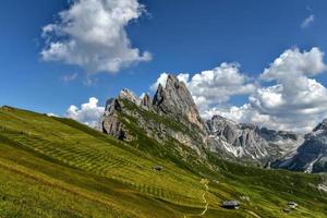 manhã Visão do a jardineira vale dentro dolomite montanhas. localização puez-geisler nacional parque, seceda pico, Itália, Europa. odle grupo é a ponto de referência do val di funes. foto