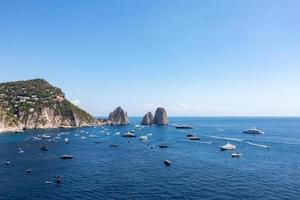 capri ilha em uma lindo verão dia ao longo a amalfi costa dentro Itália foto