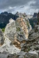 panorâmico panorama do a cinque Torri dentro a dolomite montanhas do Itália. foto