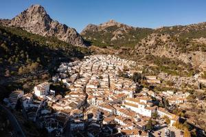 aéreo Visão do a branco espanhol cidade do grazalema dentro Espanha. foto