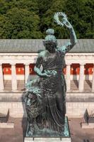 bavaria estátua e ruhmeshalle corredor do fama dentro Munique, Alemanha, theresienwiese. a estátua estava construído dentro 1850. foto