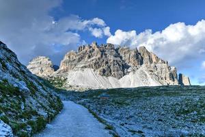 lindo ensolarado dia dentro dolomites montanhas. Visão em tre cime di lavaredo - três famoso montanha picos este assemelhar-se chaminés. foto