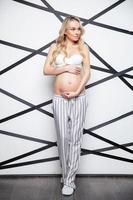 jovem grávida mulher posando dentro estúdio foto
