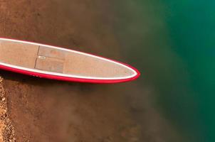 pranchas de surf em água foto