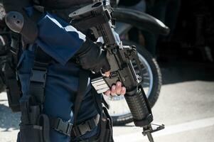 soldado segurando uma máquina com automático arma.preparação para militares ação.soldado vestido dentro protetora equipamento foto