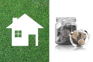 moedas dentro uma vidro jarra do comprando uma Novo casa - salvando dinheiro para futuro conceito, casa poupança moedas. isolado em branco fundo foto