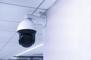 câmera de segurança ou sistema de vigilância em prédio, circuito fechado de televisão, câmera de cctv moderna em uma parede. foto