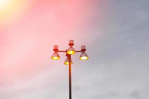 rua luz e céu, moderno luminária rua foto