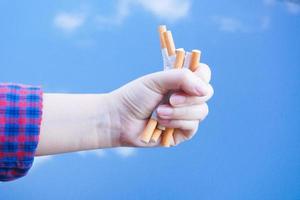 quebrado cigarro em mão. ganhando com viciado nicotina problemas, não fumar. desistir a partir de vício conceito. foto