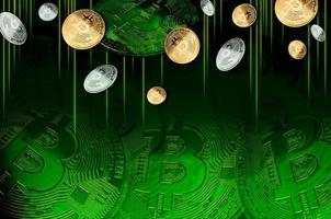 dourado e prata bitcoins em verde plano de fundo, bitcoins conceito do em desenvolvimento uma Novo virtual moeda. para fundo foto