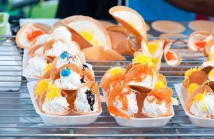 colorida tailandês tradicional doce lanche e sobremesa, tailandês crocantes panqueca ou tailandês crepes preenchidas com doce coco creme e salgado ,lanche comida de rua foto