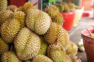durian no mercado. sabor do festival de bufê de frutas durian foto