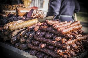 a ao ar livre impedir com uma grupo do caseiro salsichas para venda foto