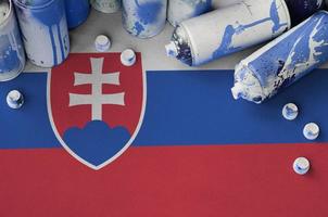 Eslováquia bandeira e poucos usava aerossol spray latas para grafite pintura. rua arte cultura conceito foto