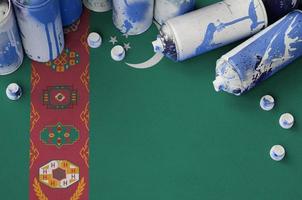 Turquemenistão bandeira e poucos usava aerossol spray latas para grafite pintura. rua arte cultura conceito foto
