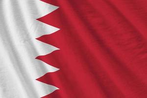 bandeira do Bahrein com grandes dobras acenando de perto sob a luz do estúdio dentro de casa. os símbolos oficiais e cores no banner foto