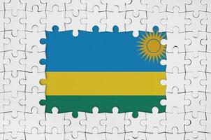 Ruanda bandeira dentro quadro, Armação do branco enigma peças com ausência de central parte foto