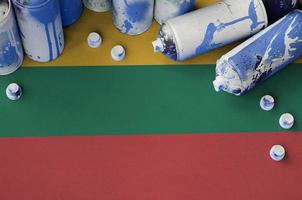 Lituânia bandeira e poucos usava aerossol spray latas para grafite pintura. rua arte cultura conceito foto