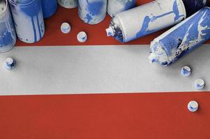 Áustria bandeira e poucos usava aerossol spray latas para grafite pintura. rua arte cultura conceito foto