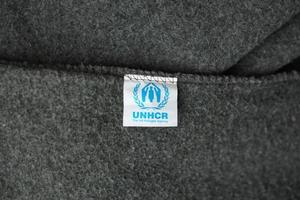 kyiv, ucrânia - 4 de maio de 2022 acnh o logotipo da agência de refugiados da onu em cobertores cinzentos humanitários foto