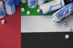 Unidos árabe Emirados bandeira e poucos usava aerossol spray latas para grafite pintura. rua arte cultura conceito foto