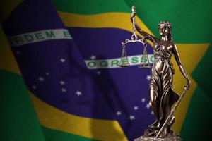 Brasil bandeira com estátua do senhora justiça e judicial balanças dentro Sombrio sala. conceito do julgamento e punição foto