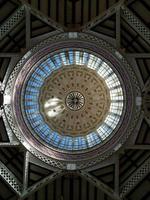 debaixo a cúpula com antigo vitral janelas. cidade mercado prédio, valencia foto