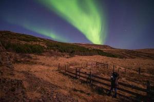 a norte luzes dentro a estrelado noite do Islândia. foto