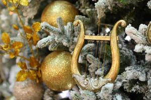 dourado harpa Natal ornamento. Natal decorações em a Natal árvore. seletivo foco. foto