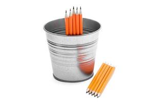 lápis sobre um fundo branco em um balde foto