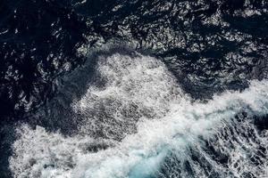 lindo azul mar água fundo com ondas a partir de a cruzeiro enviar. seletivo foco foto