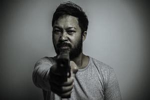 ásia bonito homem Bravo em branco plano de fundo, retrato do jovem estresse masculino conceito foto