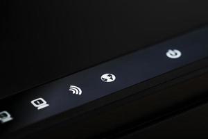 a ícones em a Wi-fi roteador estão fechar-se, indicando a sinal e conexão. foto