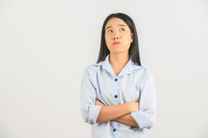 retrato do jovem ásia mulher dentro azul camisa pensando e cruzado braço isolado em branco fundo foto