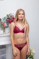 fofa jovem mulher vestindo lingerie foto