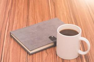 caderno e uma caneca de café foto