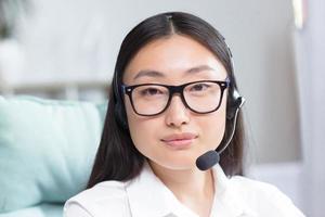 fechar-se retrato foto do ásia fêmea ligar Centro trabalhador e tecnologia Apoio, suporte trabalhador