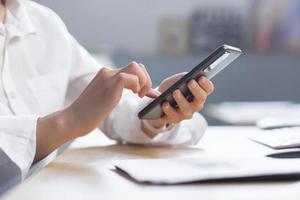 fechar-se foto do fêmea mãos usando a telefone, o negócio mulher às trabalhos