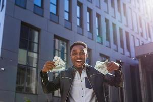 bem sucedido homem de negocios dentro casual roupas regozija-se dentro sucesso foto