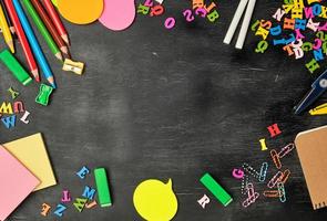 escola suprimentos multicolorido de madeira lápis, caderno, papel adesivos, papel clipes foto