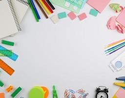 escola suprimentos multicolorido de madeira lápis, papel adesivos, papel clipes, lápis apontador foto