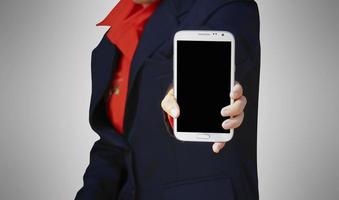 mulher segurando um telefone inteligente móvel moderno