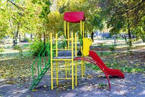 fotografia sobre tema playground vazio com slide de metal para crianças foto