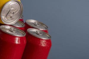 latas de refrigerante vermelhas frias para uso conceitual foto