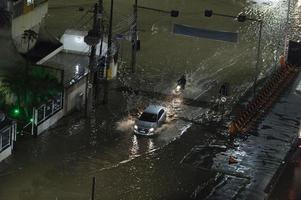 rio, Brasil - fevereiro 13, 2023, inundado ruas depois de pesado chuva dentro a cidade isto Segunda-feira noite, carros face problemas com inundado estradas foto