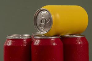 latas de refrigerante vermelhas frias com uma amarela para uso conceitual foto