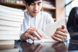 jovem estudante lendo em um café foto