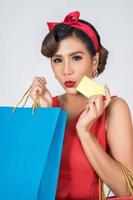 mulher na moda comprando com bolsa e cartão de crédito foto