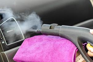 limpando o ar condicionado de um carro foto